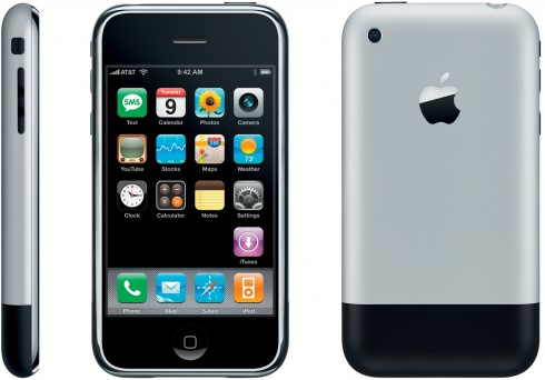 Borítókép: Az első generációs iPhone készülék oldalról, elölről és hátulról.