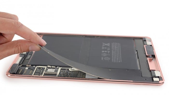 Borítókép: Egy rozéarany színű, 9,7 hüvelykes iPad Pro belseje.