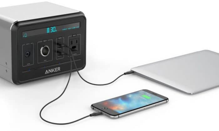 Kép: Egy iPhone 6s és egy 12"-es MacBook töltődik épp az Anker PowerHouse-ról.