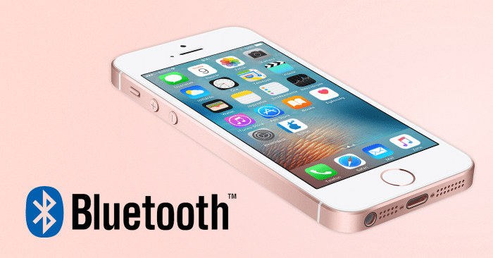 Borítókép: iPhone SE és Bluetooth logó.