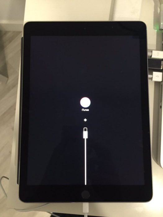 Kép: Egy felhasználó fotója arról, ahogyan a frissítés telepítése után az iPad Pro készüléke az iTunes-hoz való csatlakoztatást kéri.