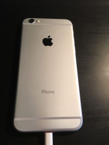 Kép: Az iPhone 6 prototípus hátoldala, összesen csak az iPhone felirattal és az alma logóval, sorozatszám és egyéb feliratok nélkül.