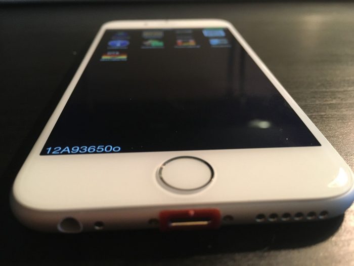 Kép: Az iPhone 6 prototípus alsó része a piros dock-csatlakozóval.
