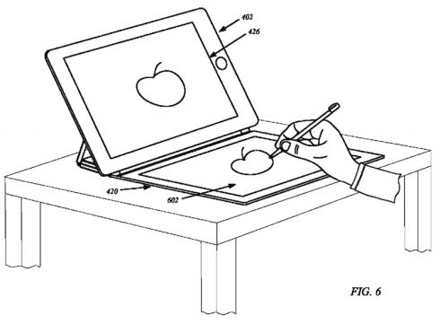 Kép: iPad az asztalon, előtte egy épp "rajztáblaként" használt felülettel.