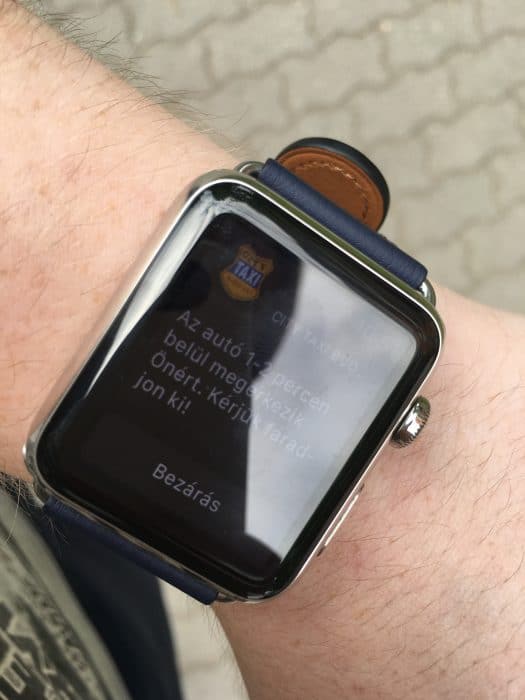 Kép: Az apptól érkezett értesítés egy Apple Watch-on, hogy az autó 1-2 percen belül megérkezik.