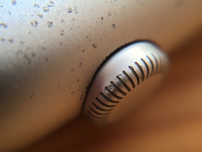 Kép: Apró foltok és felületi sérülések közelről egy Apple Watch Sport modellen.