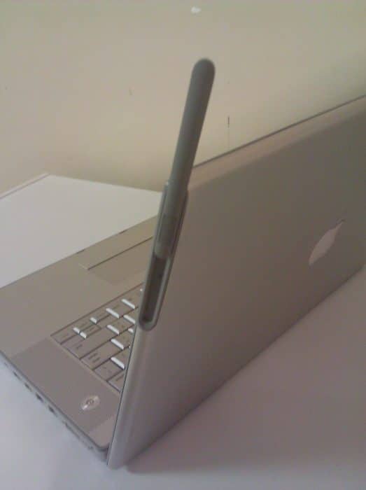 Kép: MacBook modell egy kihúzható, vastag antennával a kijelző jobb oldalán.
