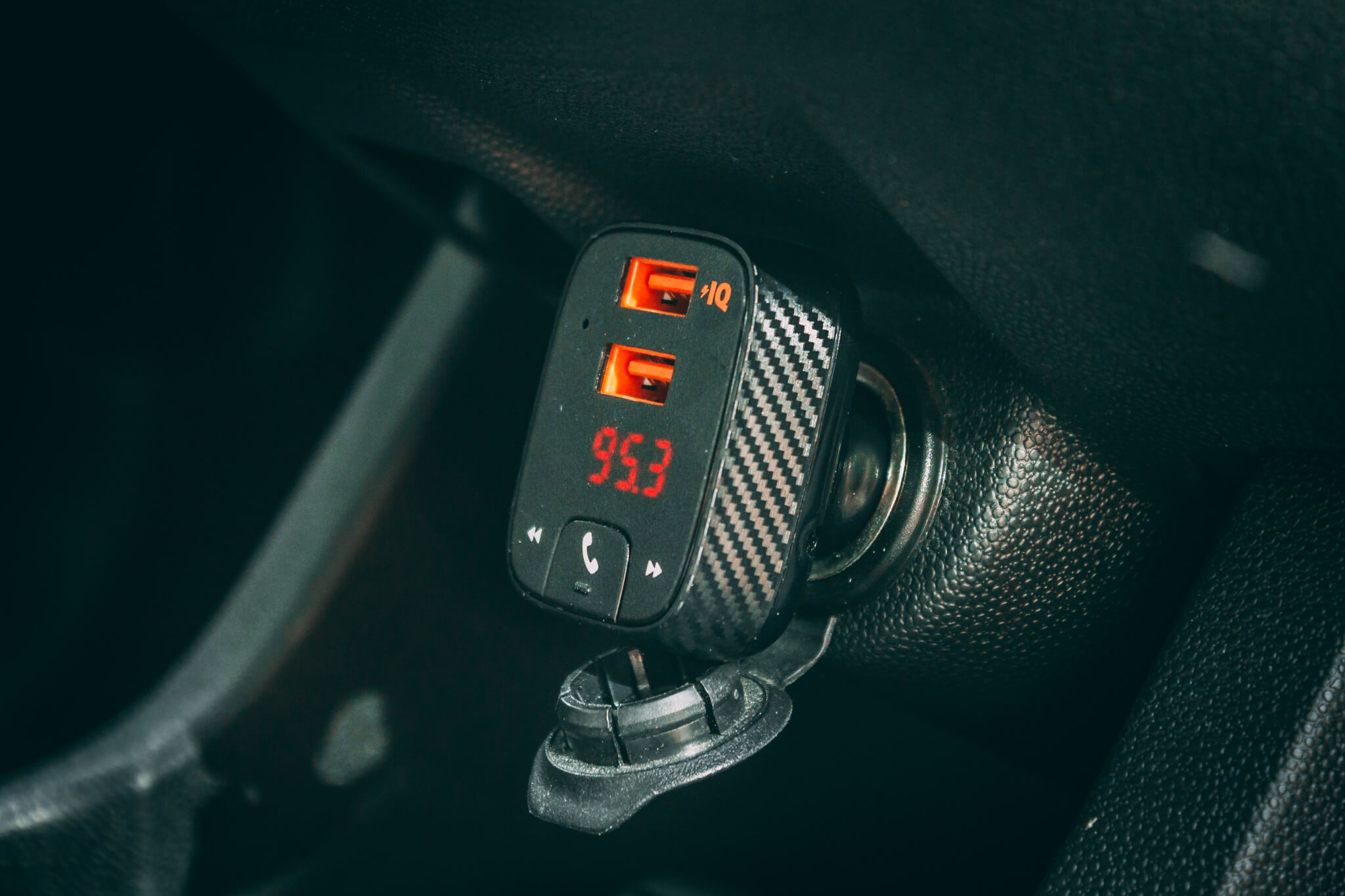 Kezünkben az Anker ROAV Bluetooth-os és FM Transmitteres autóstöltő