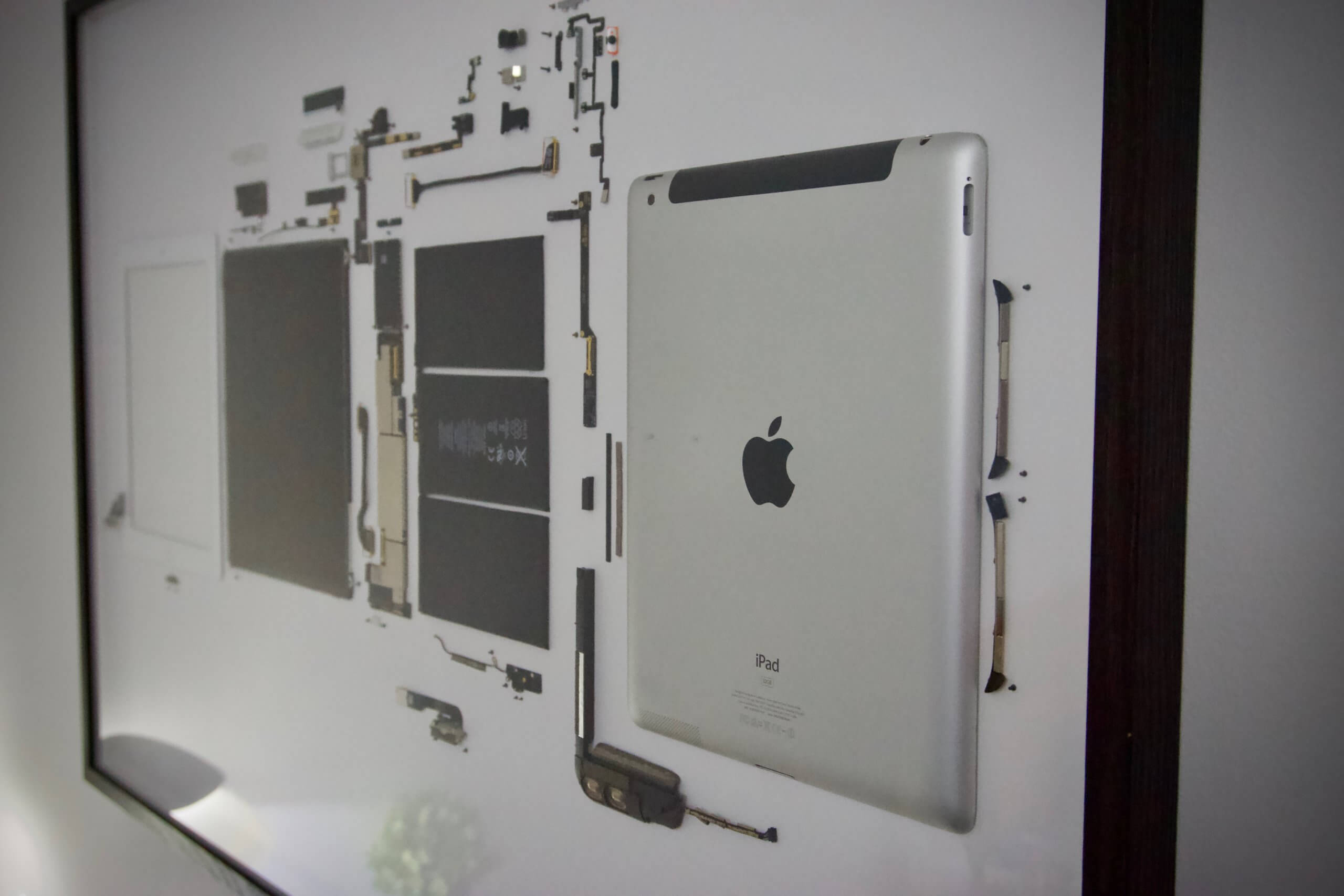 A bekeretezett, fehér iPad 2 közelebbről, jobb oldalról fotózva.