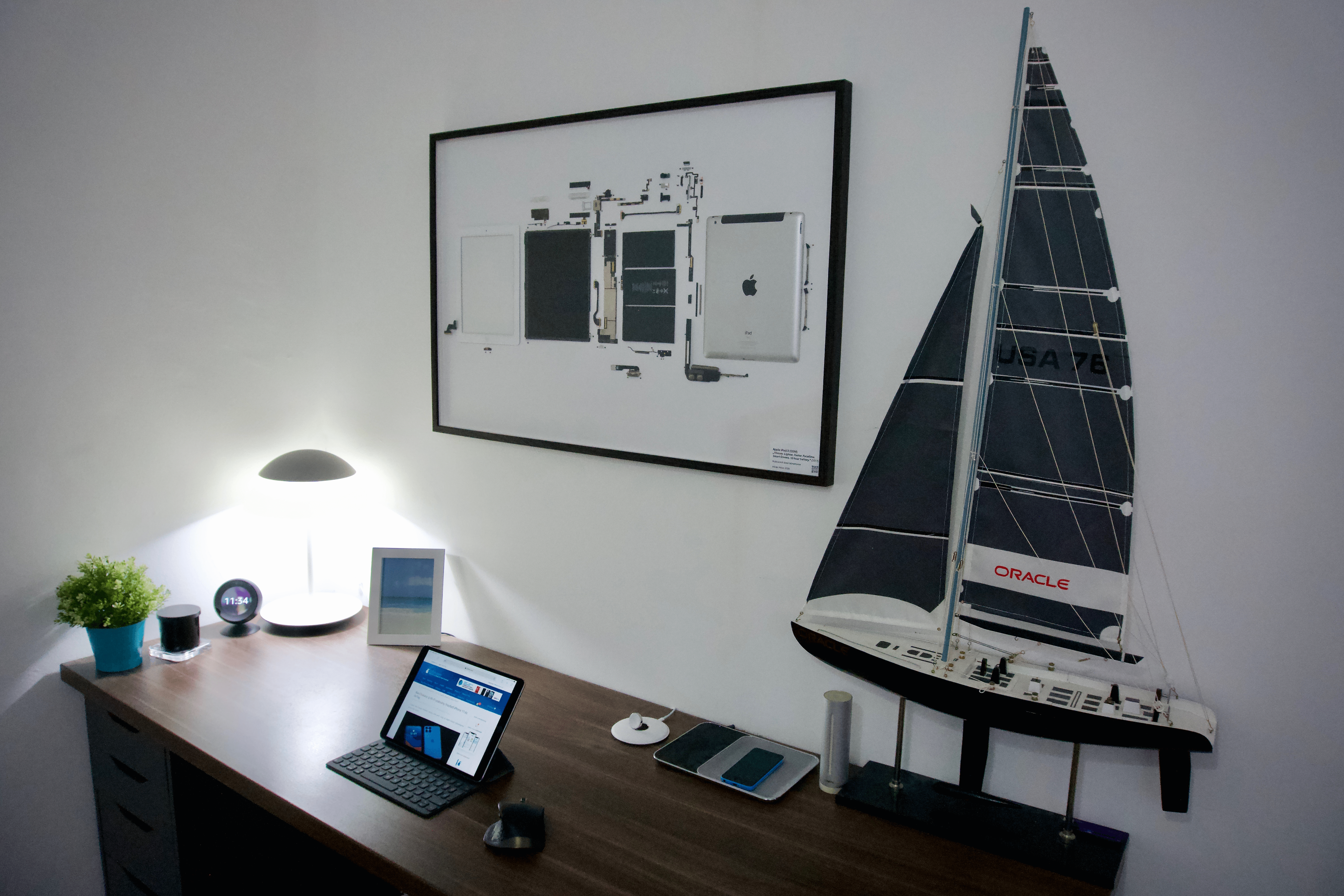 Egy fehér iPad 2 képkeretben, íróasztal fölött a falon.