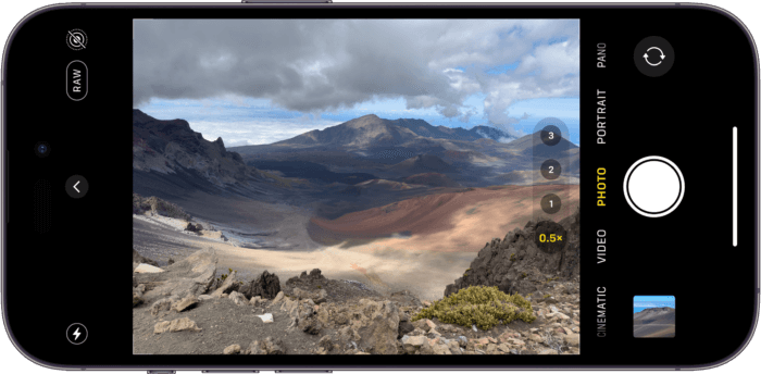 Egy iPhone 14 Pro ProRAW módban fotót készít egy hegyvidéki tájról.