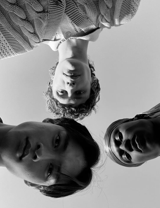 Három embert ábrázoló csoportos szelfi, amelyen a szereplők különböző távolságra vannak a kamerától. A kép a TrueDepth kamerával készült.