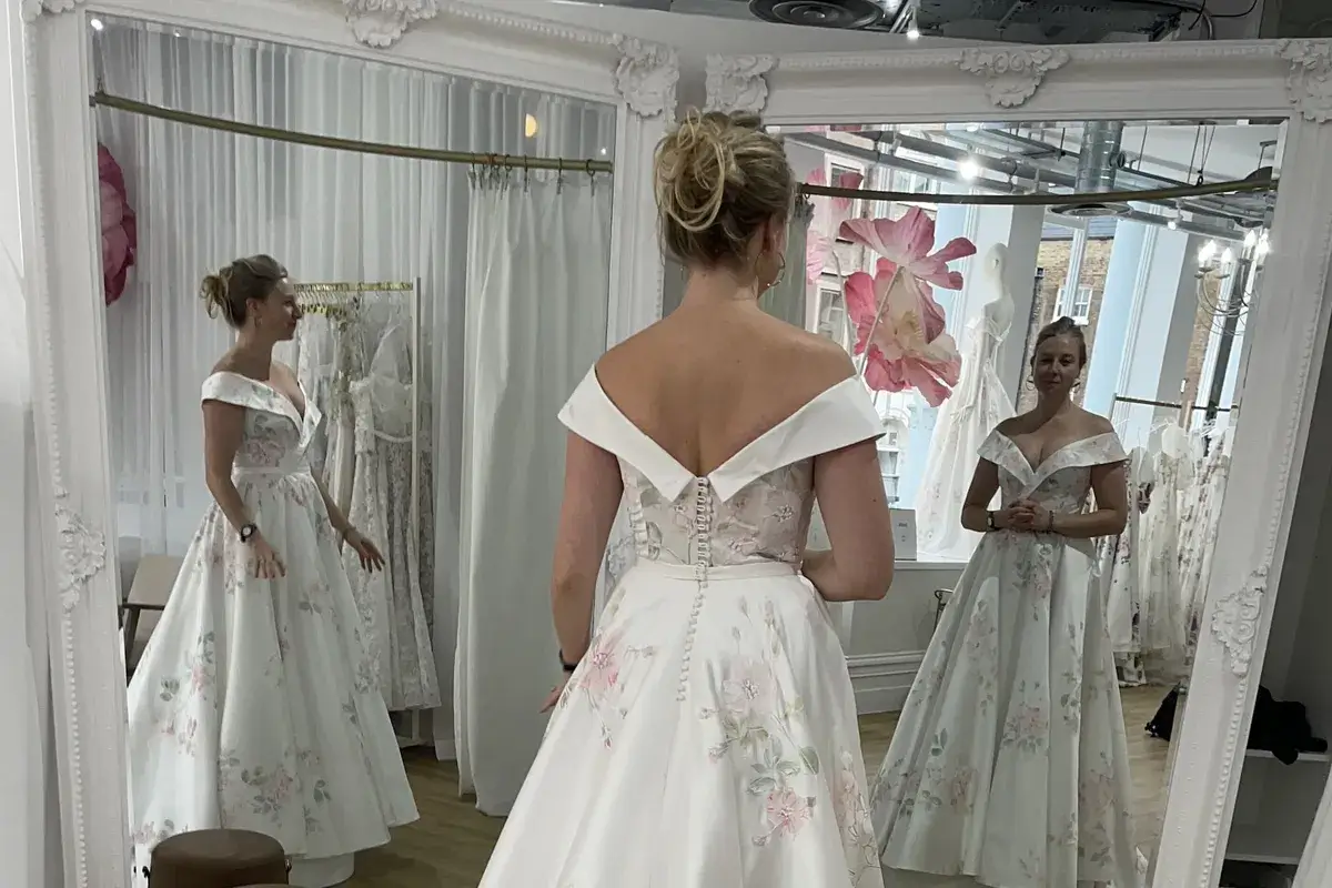 Hogyan készült iPhone-nal a híressé vált menyasszonyi ruhás fotó?