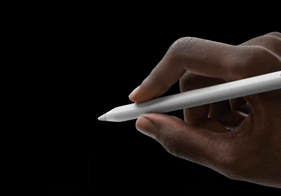 Az animáción egy kéz írásra kész helyzetben tartja az Apple Pencil Prót. A felhasználó hüvelyk- és mutatóujja között összenyomja az Apple Pencil Prót, aktiválva az új szorítási funkciót, amely megnyit egy felületet az új eszközpalettával.