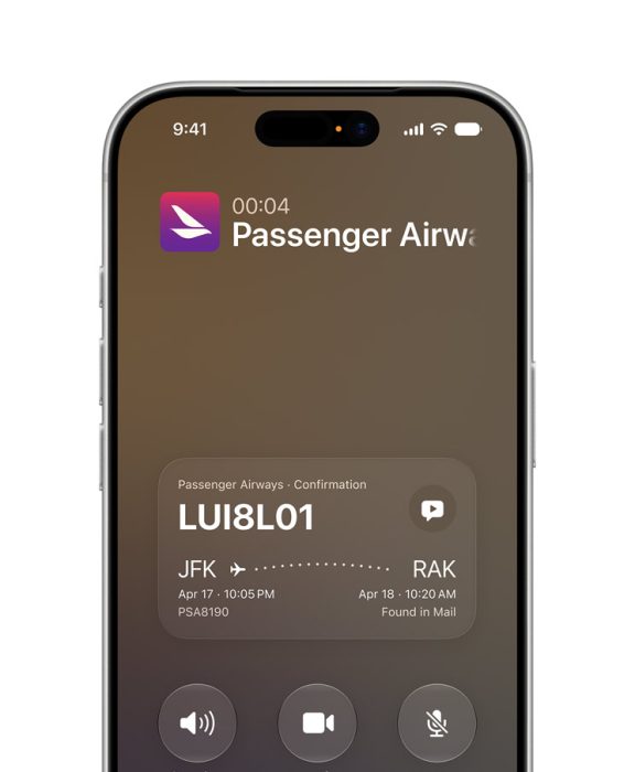 Az iPhone 17 Pro ezüst színben látható, a Siri AI Híváskontextus funkcióval. Az előlapi kijelző egy folyamatban lévő hívás közben a légitársaság foglalási adatait jeleníti meg.