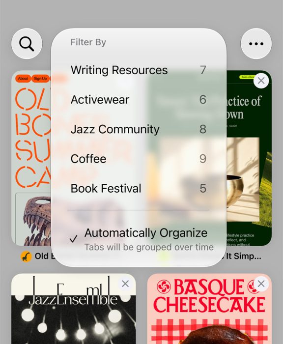 Az iPhone Safari böngészője látható, amelyben a szűrőmenü jelenik meg olyan kategóriákkal, mint Írási források, Sportos ruházat, Jazz közösség, Kávé és Könyvfesztivál, az „Automatikus rendszerezés” opció kiválasztva.