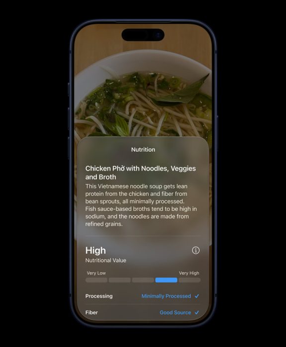 Az iPhone 17 Pro Deep Blue színben látható, előlapi kijelzőn a Kamera Siri módban fut, és a Vizuális intelligencia egy ételt azonosítva táplálkozási információkat jelenít meg. A képernyő részletes adatokat mutat a csirke phở-ról, beleértve a gyakori összetevőket és a tápértéket.