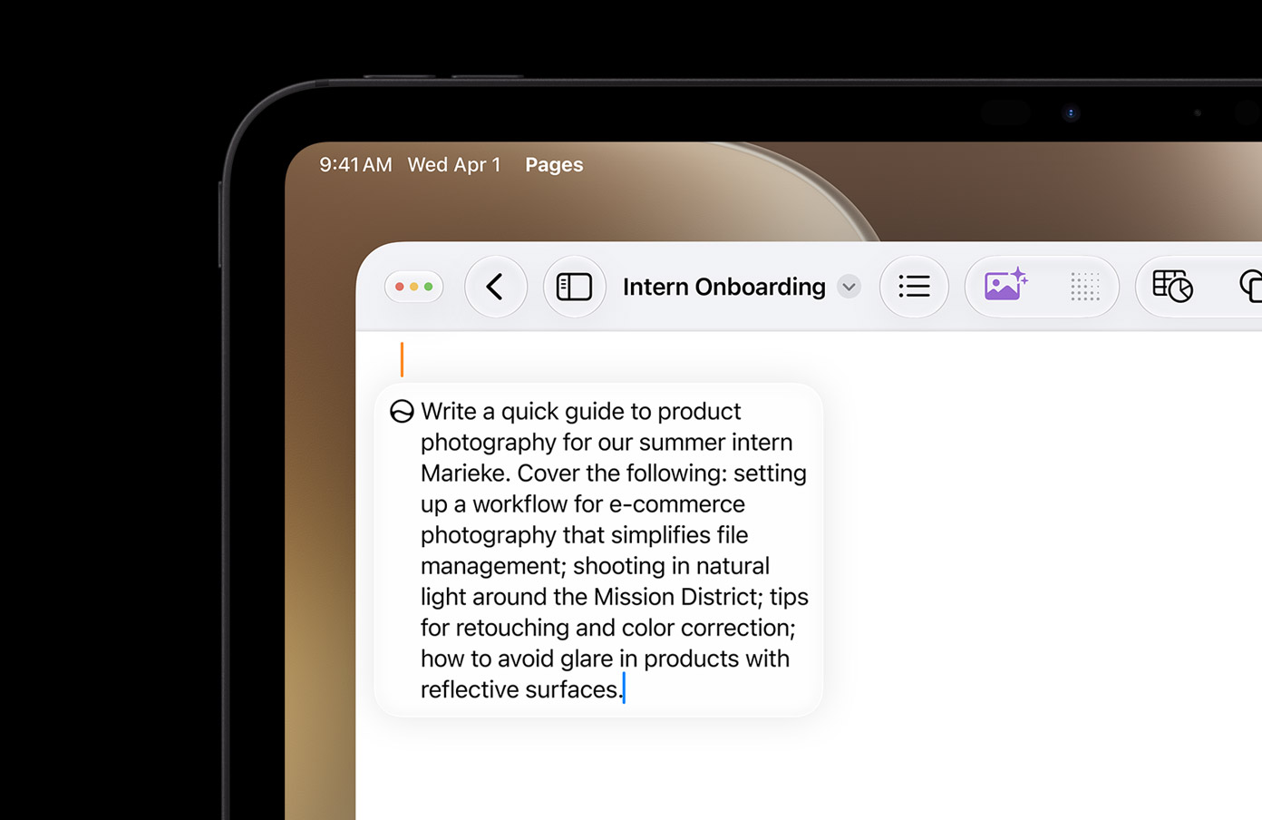 Az iPad bal felső sarkában egy megnyitott Pages dokumentum látható, a Siri „Írj velem” funkciójára utaló felszólítással, amely szövegtervezetet készít.