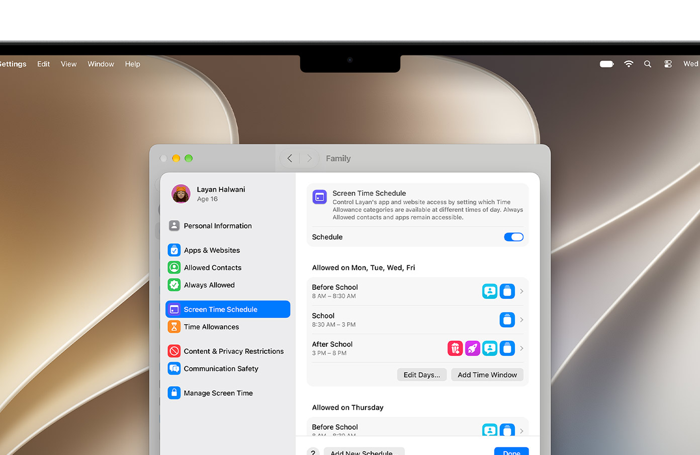 Egy MacBook Pro kijelzőjén a Beállítások láthatók. Az Időkeretek és a Képernyőidő-ütemezés funkciók segítségével a szülő időkereteket és engedélyezett médiakategóriákat állíthat be gyermeke számára.