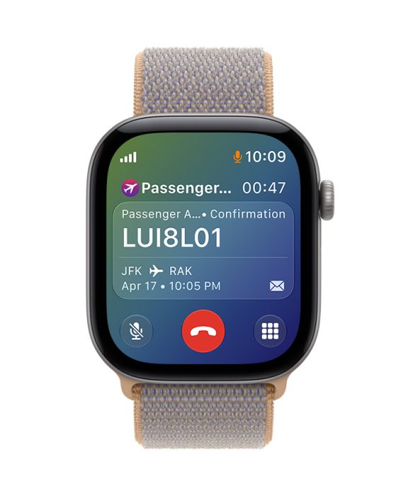 Apple Watch Series 12 asztroszürke alumíniumtokkal, a kijelző alján egy aktív telefonhívás a légitársaság ügyfélszolgálati számával, a kijelző tetején releváns repülőjárat-információk, köztük a foglalási szám, az indulás és érkezés helye, valamint a járat dátuma és időpontja.