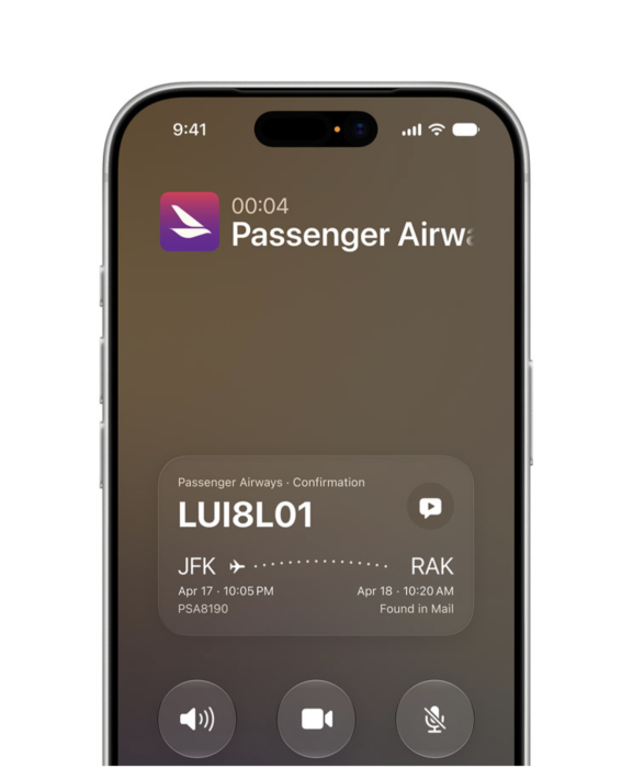 A hívás kontextusához kapcsolódó Siri AI-funkció egy ezüstszínű iPhone 17 Pro-n. A kijelzőn egy légitársaság visszaigazolási adatai láthatók a hozzájuk intézett telefonhívás közben.