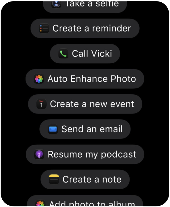 A Siri különböző alkalmazásokban végrehajtható műveleteinek listája látható: Szelfi készítése, Emlékeztető létrehozása, Vicki felhívása, Fotó automatikus javítása, Új esemény létrehozása, E-mail küldése, Podcast folytatása, Jegyzet létrehozása és Fotó hozzáadása egy albumhoz.