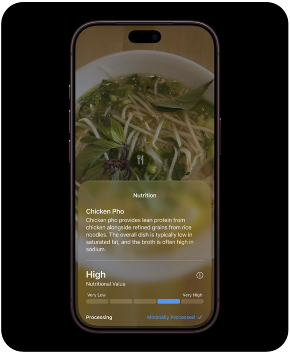 iPhone 18 Pro burgundi színben. A kijelzőn a Kamera Siri módja látható, amely a Vizuális intelligencia segítségével azonosított étel tápértékét jeleníti meg. A képernyőn részletes információk láthatók a csirkés phởről, többek között a gyakori összetevőkről és a tápértékről.