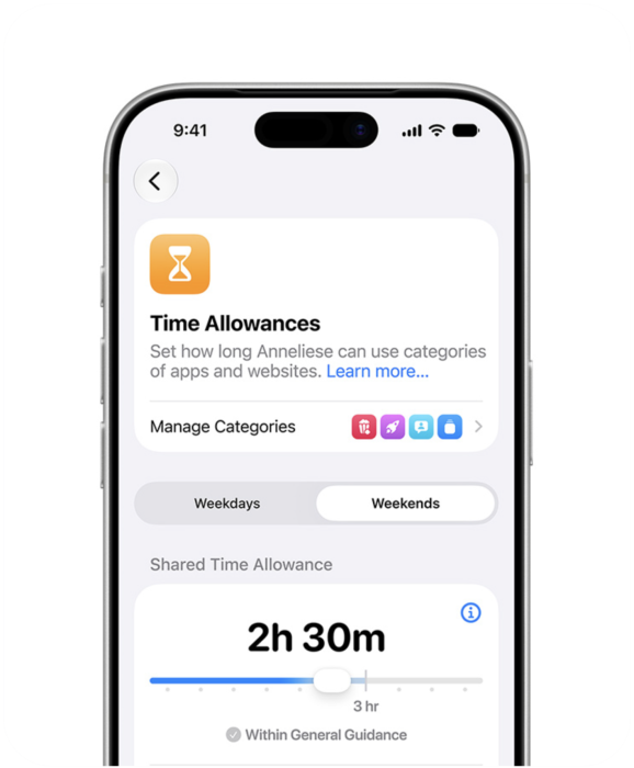 Egy ezüstszínű iPhone 17 Pro kijelzőjén a Beállítások láthatók. Az Időkeretek és a Képernyőidő-ütemezés funkciók segítségével a szülő időkereteket és engedélyezett médiakategóriákat állíthat be gyermeke számára.