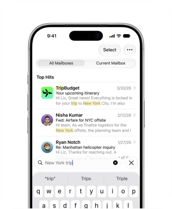 Egy ezüstszínű iPhone 17 Pro kijelzőjén a „New York trip”(New York-i utazás) keresési kifejezés alapján előhívott e-mailek láthatók.