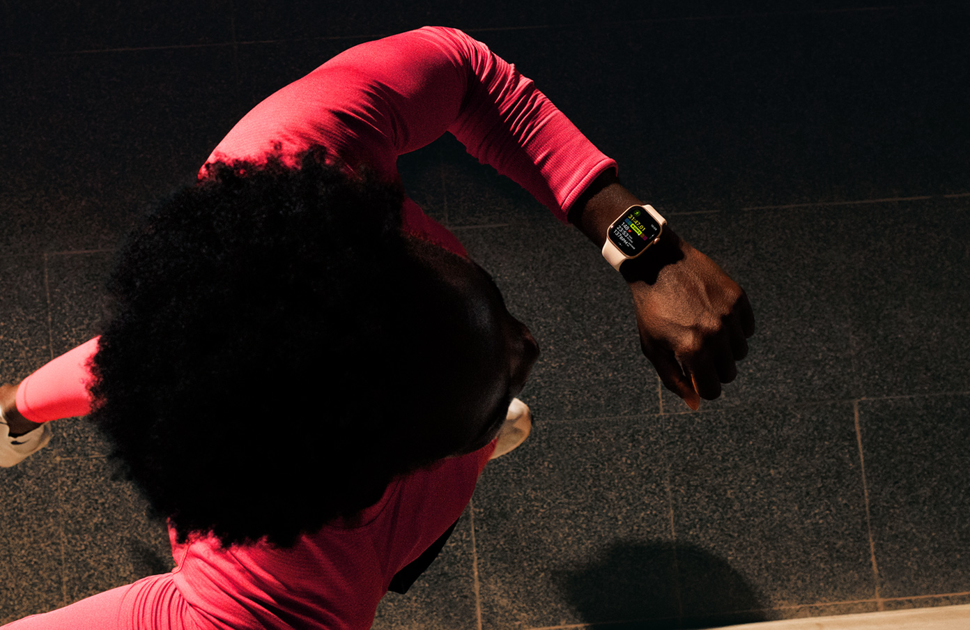 Fotó egy férfiról, aki az Apple Watch-án megjelenő információkra néz futás közben.