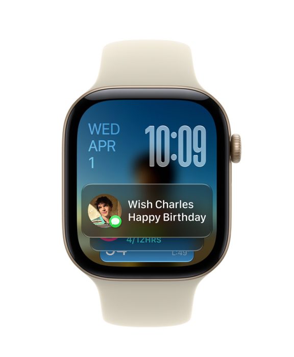 Apple Watch Series 12 világos arany színű alumíniumtokkal és homokszínű sportszíjjal, a számlap bal felső részén a dátum, jobb oldalon az idő, az alsó felén pedig az Üzenetek widgetje jelenik meg.
