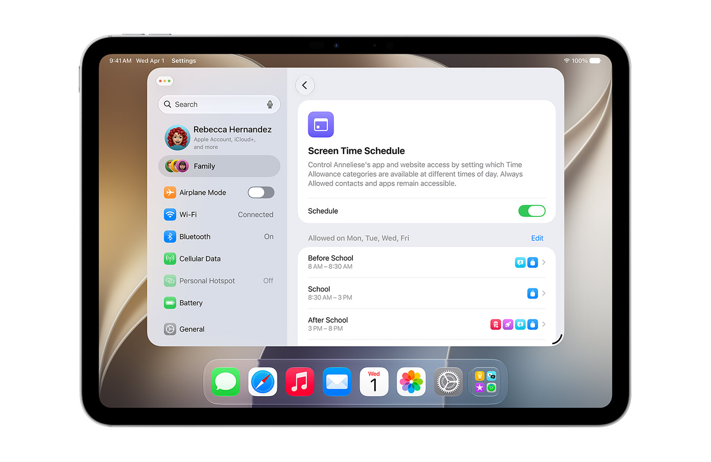 Egy ezüstszínű 11 hüvelykes iPad Pro kijelzőjén a Beállítások láthatók. Az Időkeretek és a Képernyőidő-ütemezés funkciók segítségével a szülő időkereteket és engedélyezett médiakategóriákat állíthat be gyermeke számára.