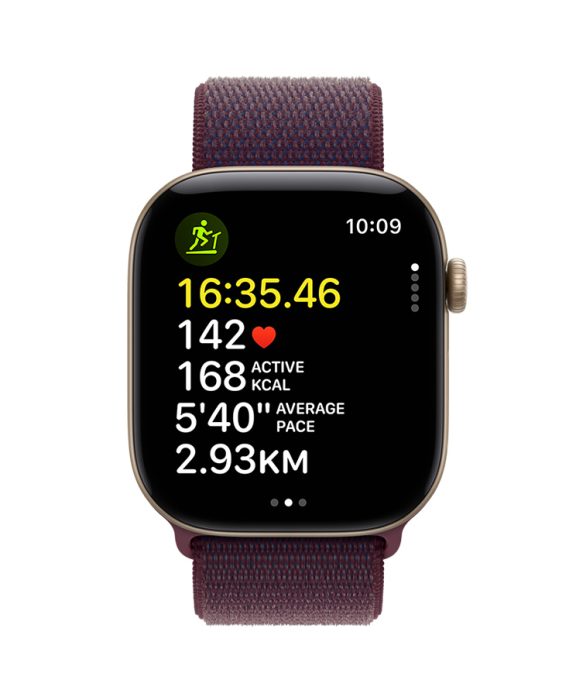 Apple Watch Series 12 világos arany színű alumíniumtokkal és bordó szíjjal, kijelzőjén edzési mérőszámok, köztük az idő, a pulzusszám, az elégetett kalóriák és a megtett távolság.