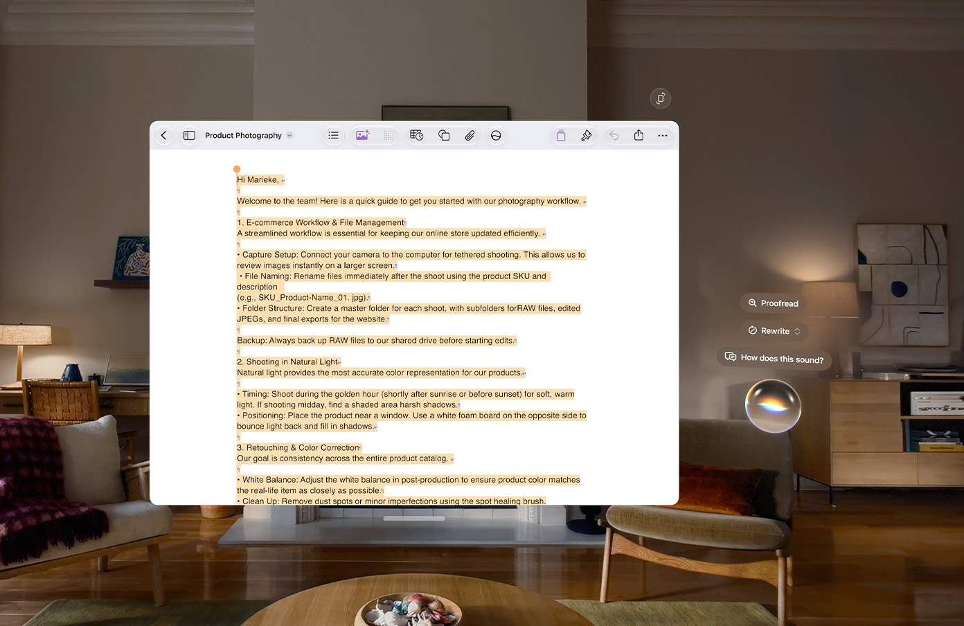 Az Apple Vision Pro nézetében egy fotózási gyakorlatokról szóló dokumentum látható, mellette pedig Siri írási javaslatai jelennek meg, például: „Lektorálás”, „Átfogalmazás” és „Mit gondolsz erről?”.