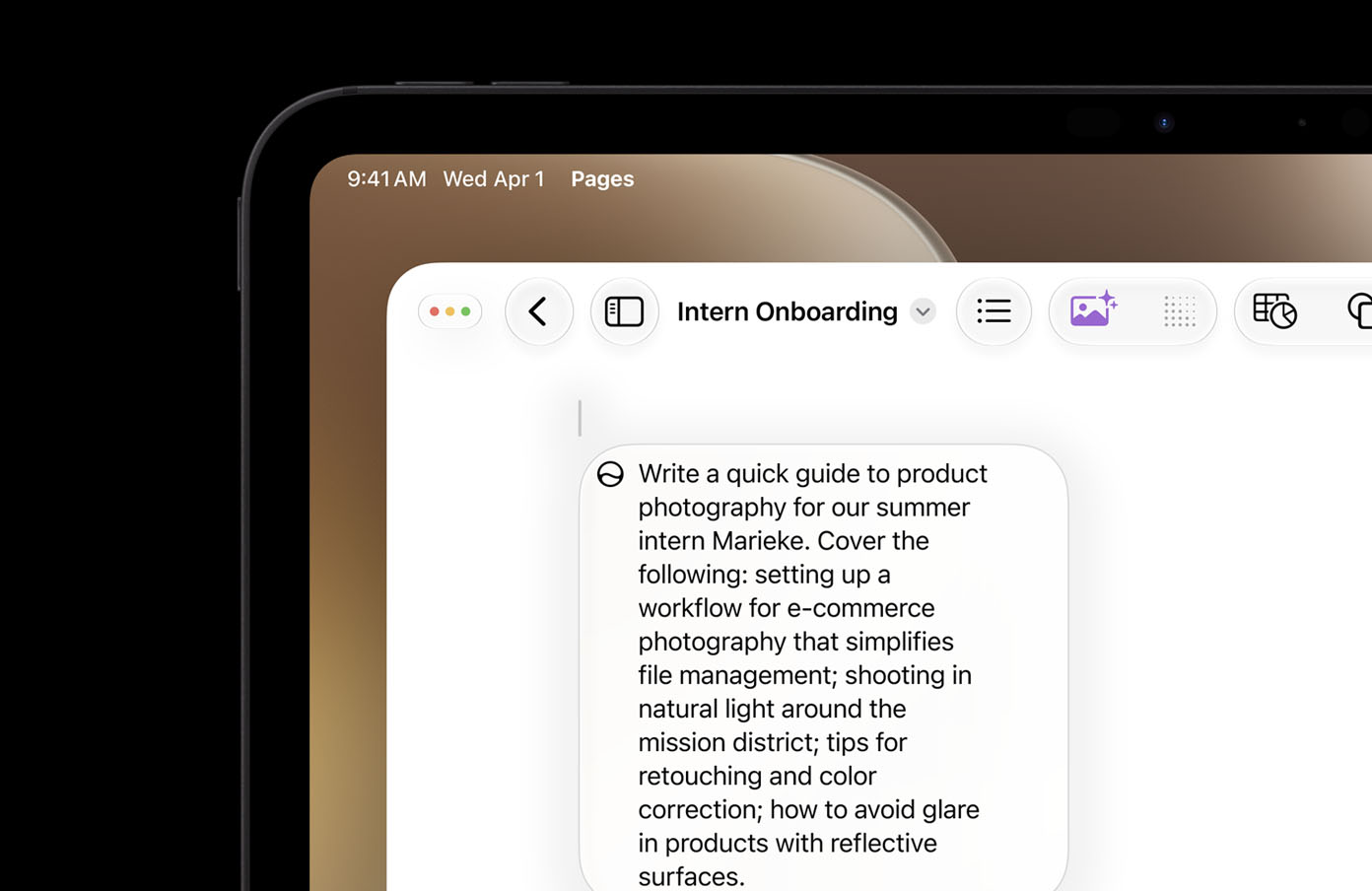 Az iPad bal felső sarka, a kijelzőn egy megnyitott Pages-dokumentum látható, valamint a „Write with Siri” funkció felszólítása szöveg megfogalmazására.